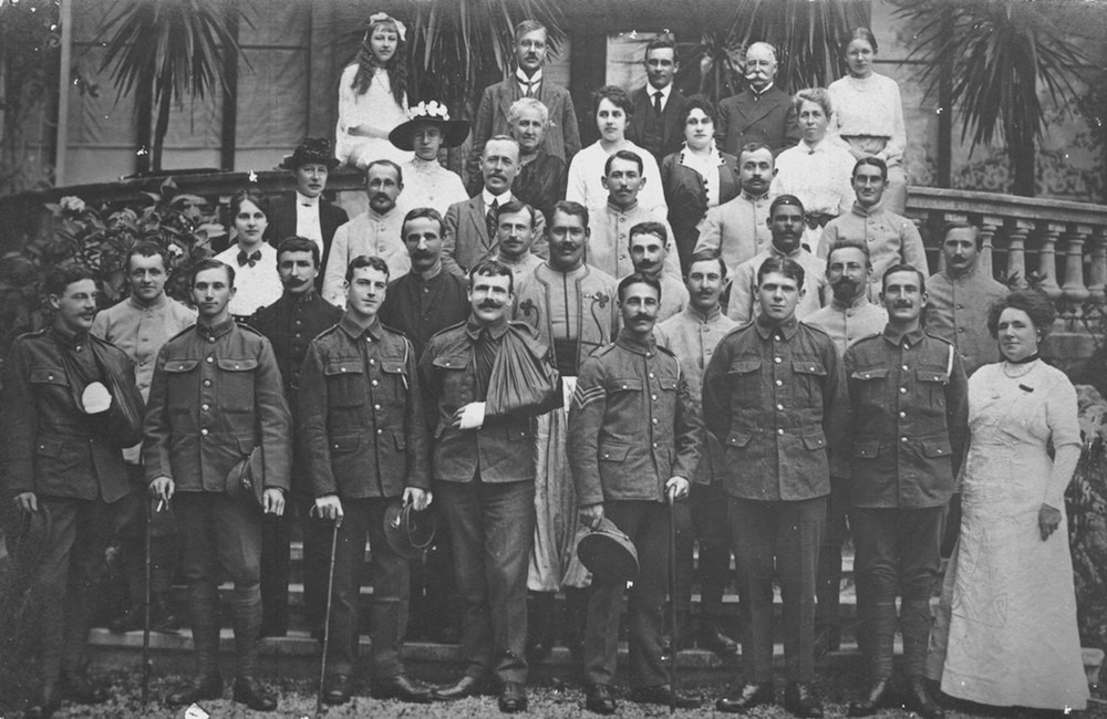 Englische Soldaten erholen sich in der «Seeburg» – Gruppenfoto aus dem Archiv «The Polytechnic Institute London» aus der Zeit des Ersten Weltkrieges 1914/18 (Bild: Hotel Seeburg Luzern)